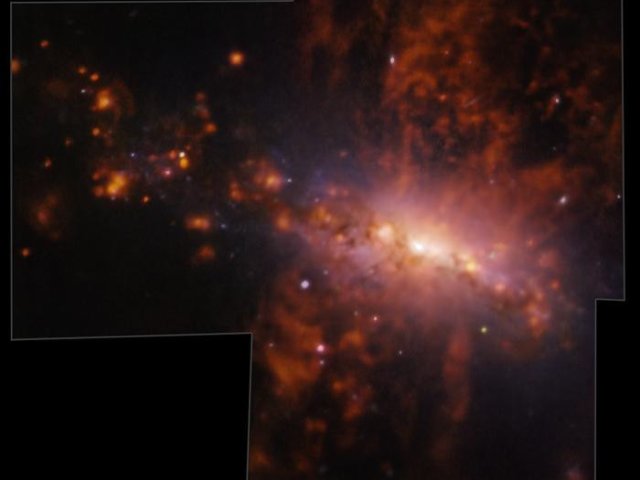 Галактика NGC 4383 странно эволюционирует. Газ вытекает из ее ядра со скоростью более 200 км / с. У этого загадочного газового извержения есть уникальная причина: звездообразование